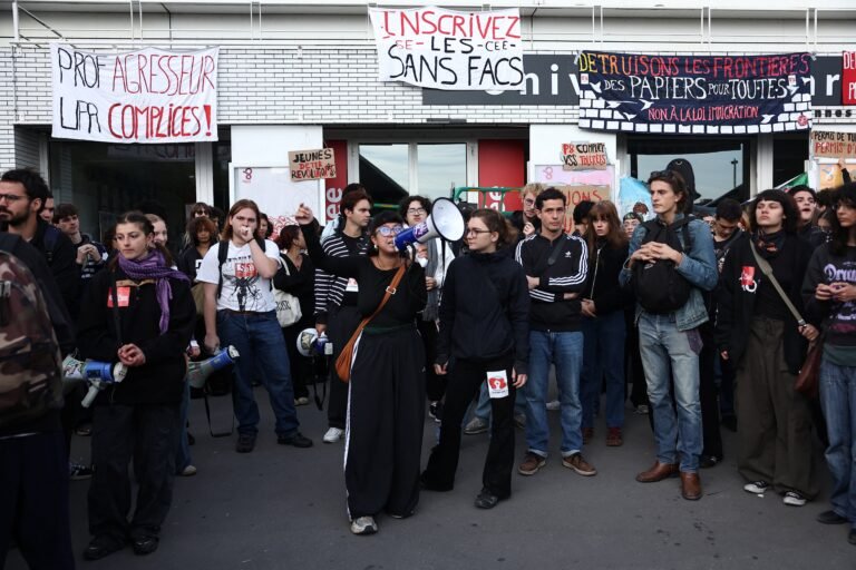 Universidades francesas aderem a bloqueios de escolas