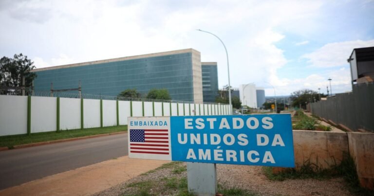 EUA suspendem atendimento presencial no Brasil após ameaça