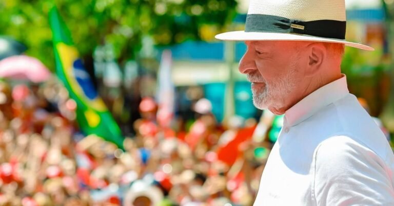 Lula enfrenta confusão com PM em caminhada