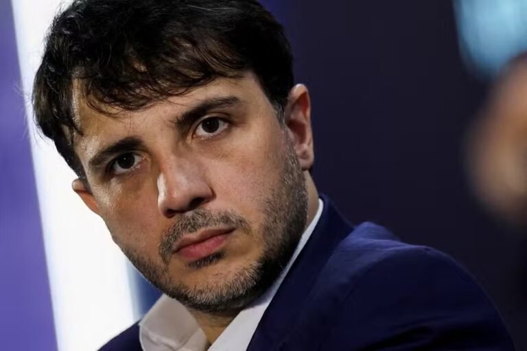 Renan Santos lança candidatura presidencial pelo Missão