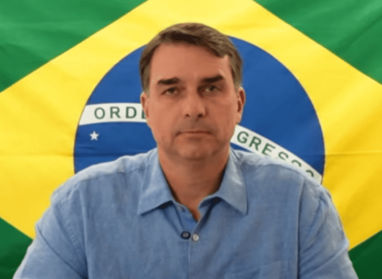 Flávio Bolsonaro concorre com número