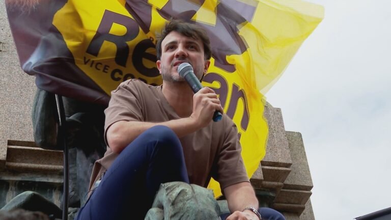 Renan Santos vota na Zona Sul e acompanha apuração