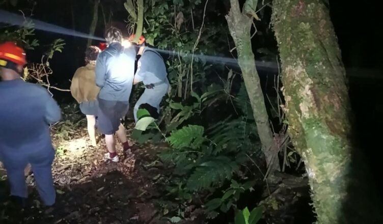 Bombeiros resgatam turistas perdidos na trilha de Ilhabela